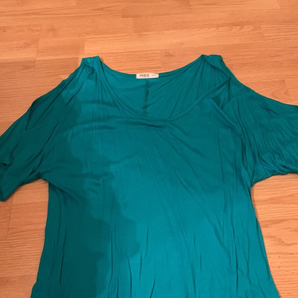Very pretty V-neck cold shoulder top in emerald green - Picture 2 of 2